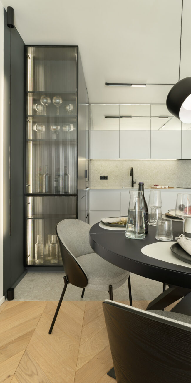 Дневна с трапезна маса и отворена кухня.