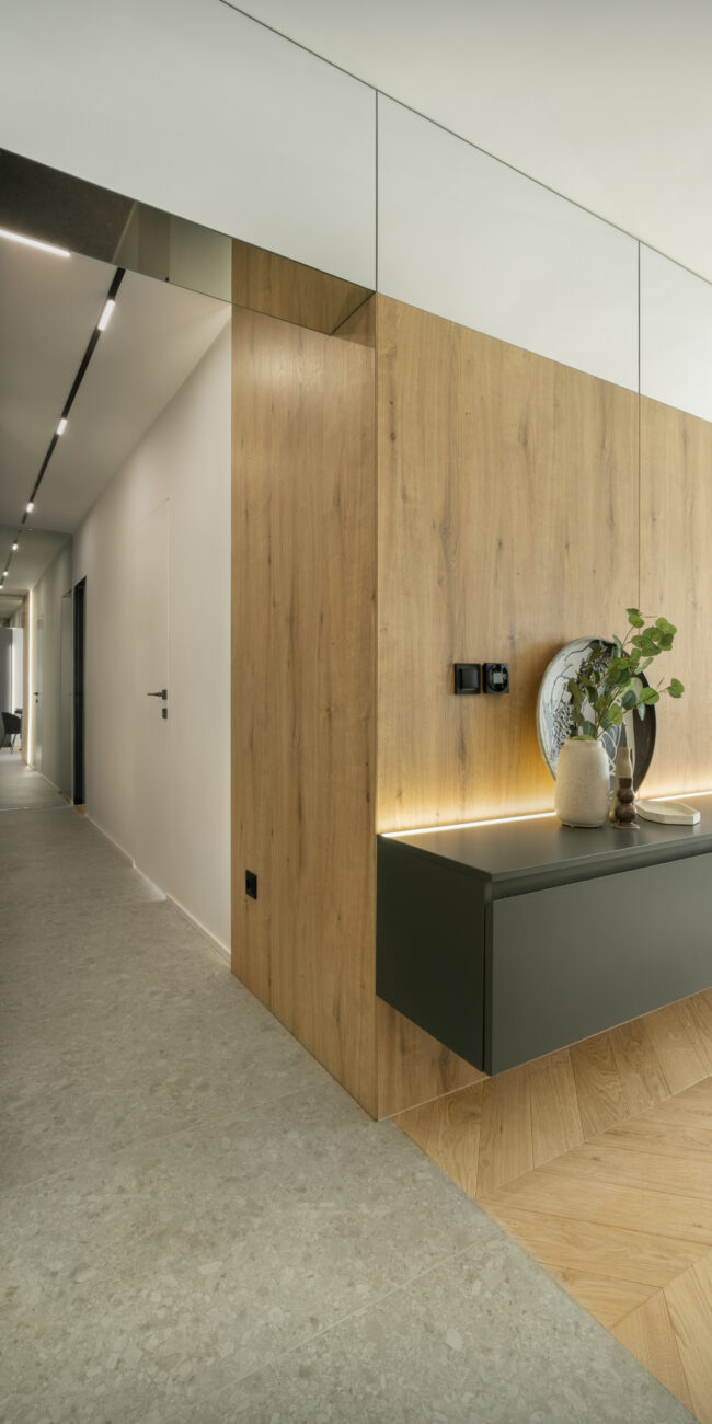 Огледалото в интериора увеличава пространството.