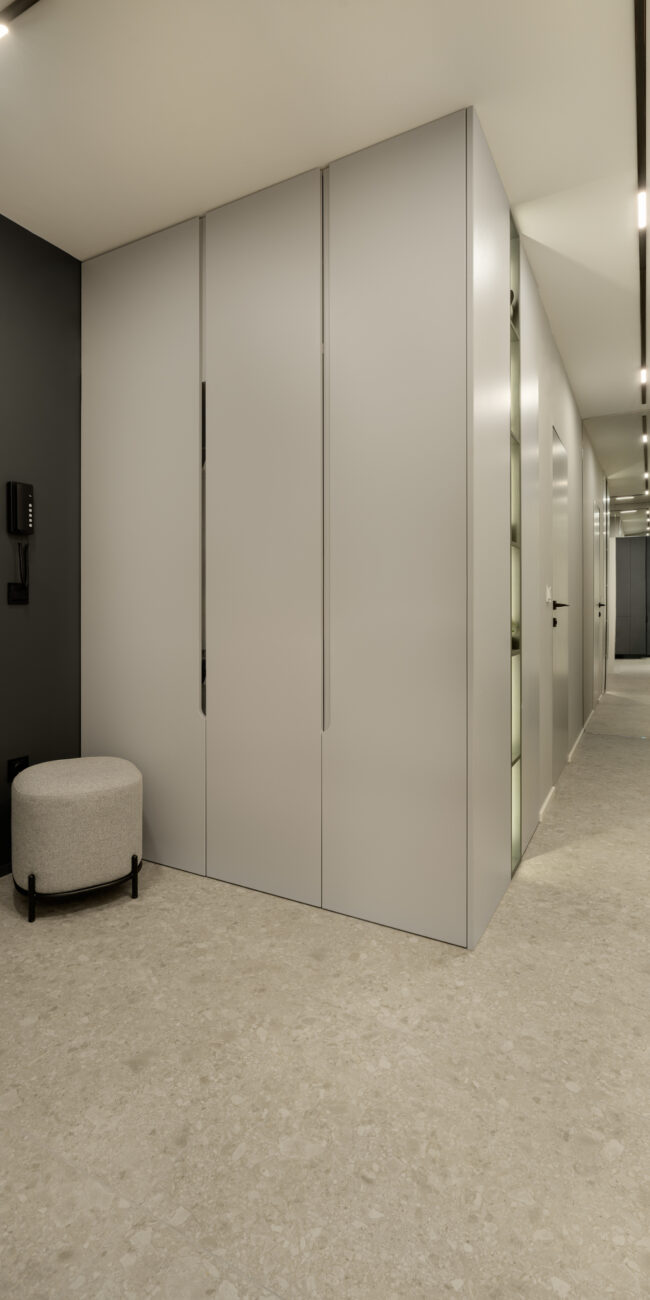 Антре с място за съхранение и сядане