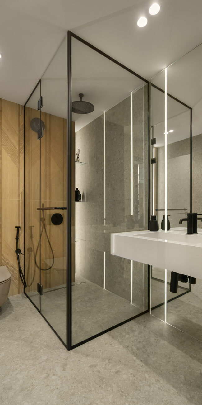 Баня с камък дърво и много стъкло