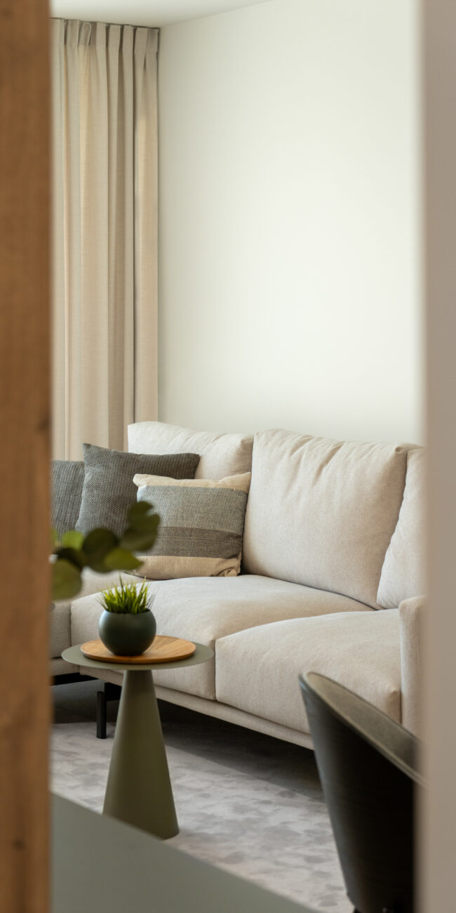 Дневна в земни тонове и натурални материали