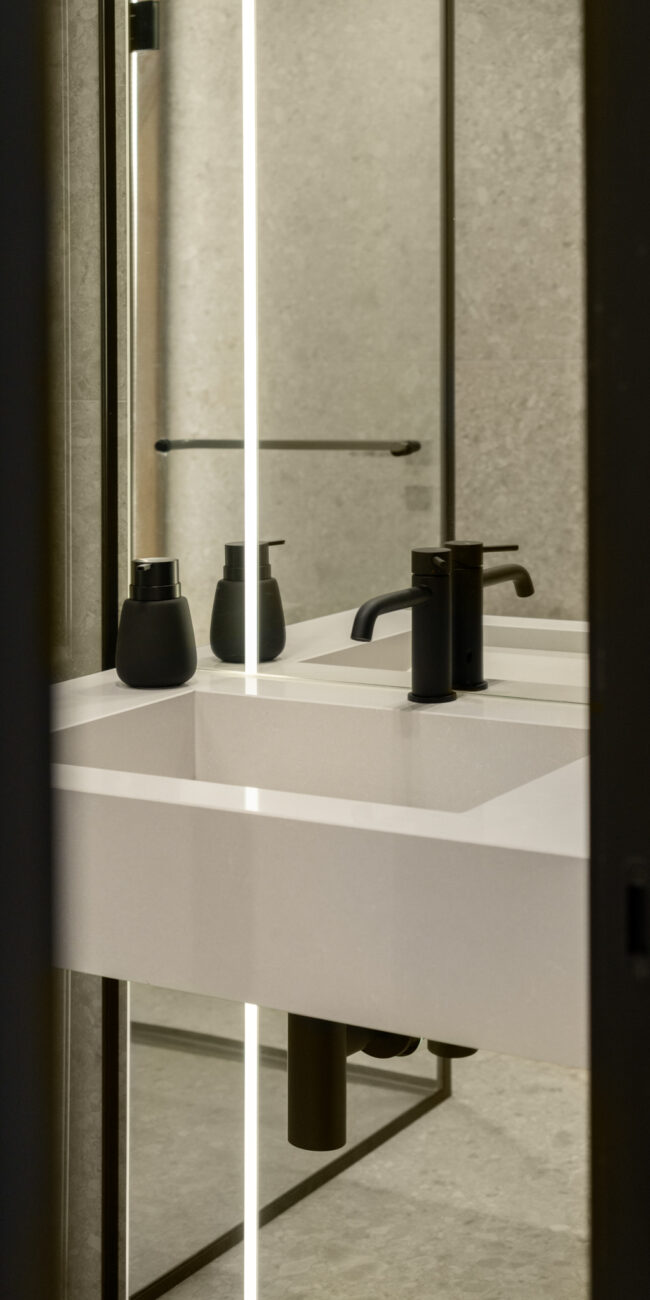 Модерна баня с черни смесители